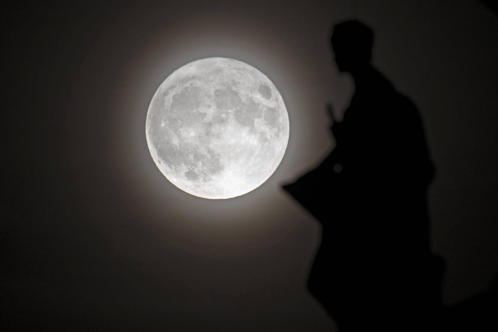 Supervollmond über der Museumsinsel: Am Himmel von Berlin können heute ein besonders groß wirkender Vollmond und zahlreiche Sternschnuppen beobachtet werden.