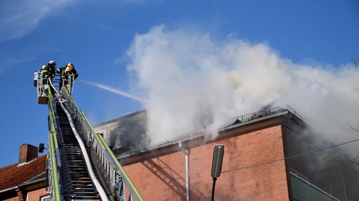 Feuerwehrleute löschen einen Brand: Ein Wohnhaus im Stadtteil Horn stand in Flammen.