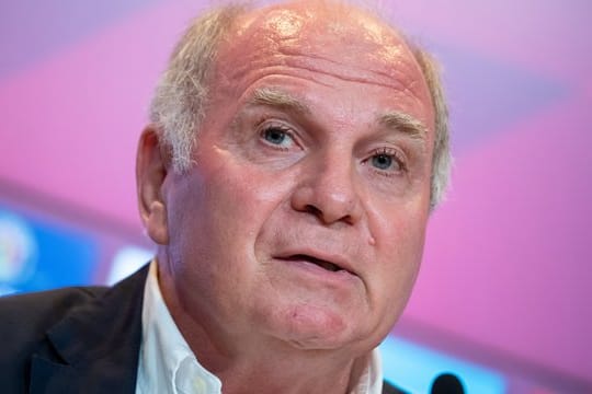 Uli Hoeneß hat die Entscheidung für eine Saison-Fortsetzung der Fußball-Bundesliga begrüßt.