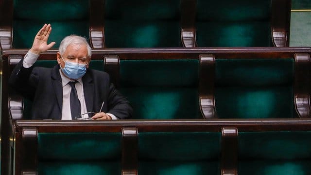Jaroslaw Kaczynski, Vorsitzender der nationalkonservativen Regierungspartei PiS, hebt während einer Parlamentssitzung. Jaroslaw Kaczynski, Vorsitzender der nationalkonservativen Regierungspartei PiS, hebt während einer Parlamentssitzung.