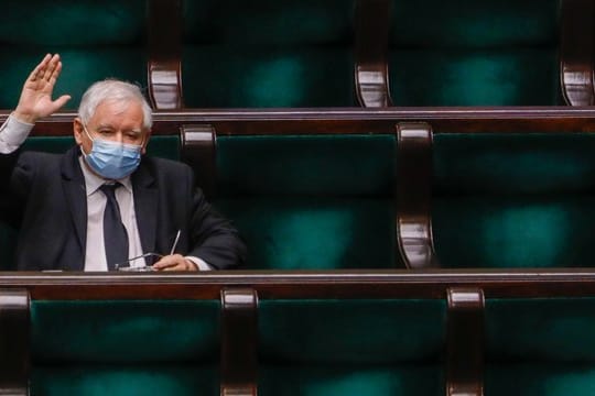 Jaroslaw Kaczynski, Vorsitzender der nationalkonservativen Regierungspartei PiS, hebt während einer Parlamentssitzung.
