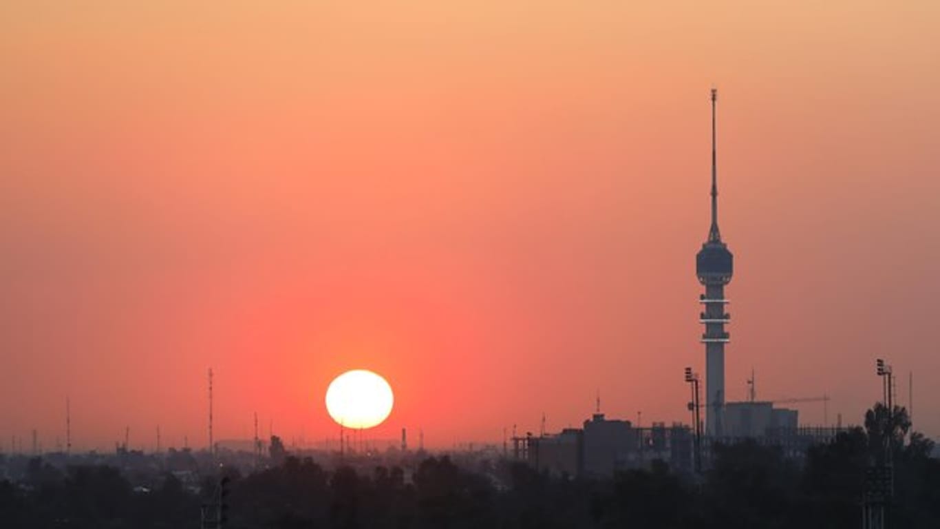 Die Sonne geht in Bagdad unter.
