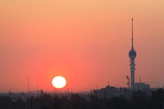 Die Sonne geht in Bagdad unter.