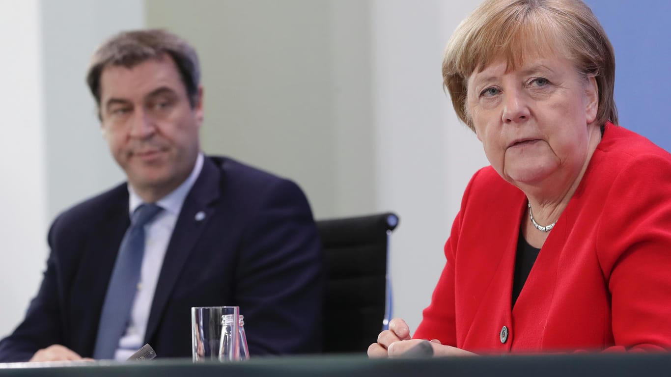 Der bayerische Ministerpräsident und die Kanzlerin während der gestrigen Pressekonferenz.