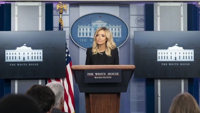 Kayleigh McEnany während einer Pressekonferenz im Weißen Haus.