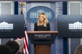 Kayleigh McEnany während einer Pressekonferenz im Weißen Haus.