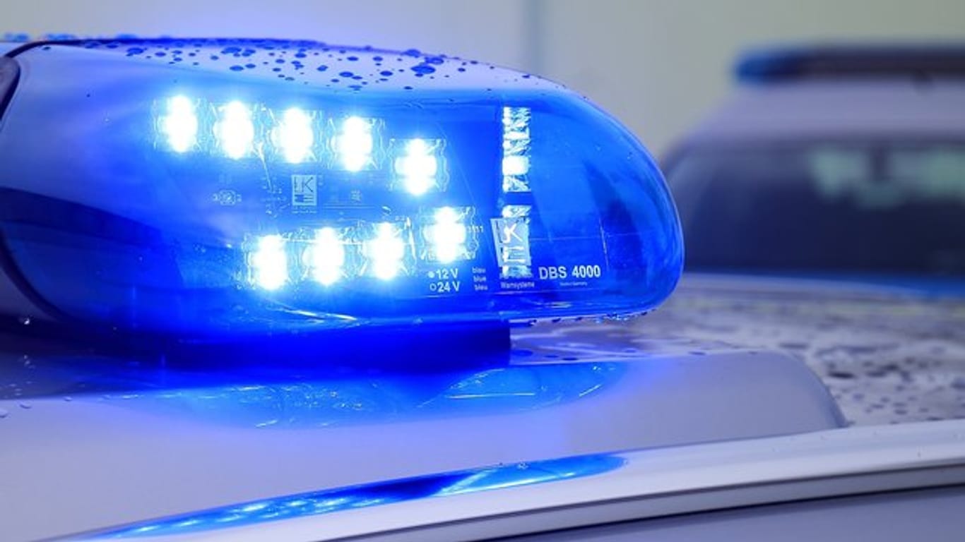 Das Blaulicht eines Streifenwagens der Polizei leuchtet auf (Symbolbild): Die Polizei musste in Nürnberg erneut wegen einer Schlägerei unter Jugendlichen ausrücken.