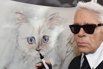Der Modedesigner Karl Lagerfeld steht 2015 bei der Vernissage "Corsa Karl und Choupette" für seinen Fotokalender im Palazzo Italia an einer Zeichnung seiner Katze.