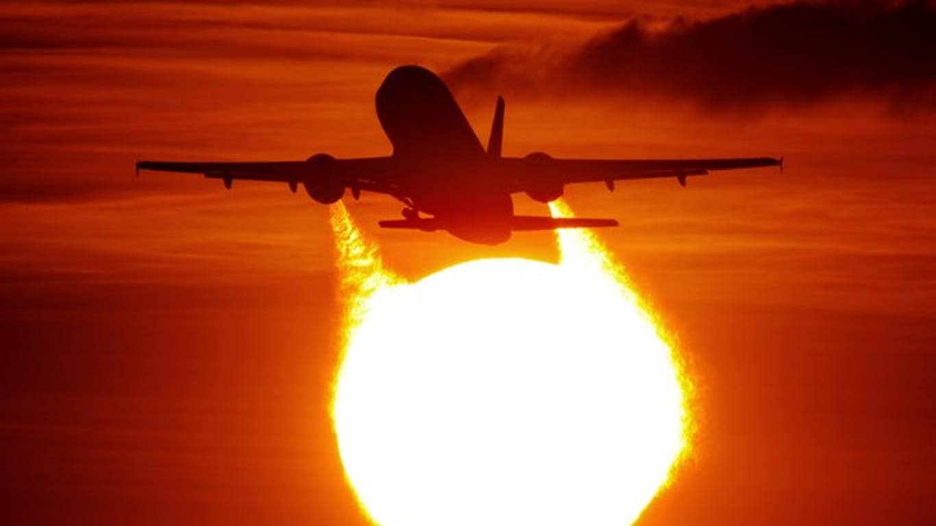 Ein Flugzeug startet am Flughafen in Düsseldorf vor der untergehenden Sonne (Symbolbild): In der Corona-Krise fordert der Airport Unterstützung vom Staat.