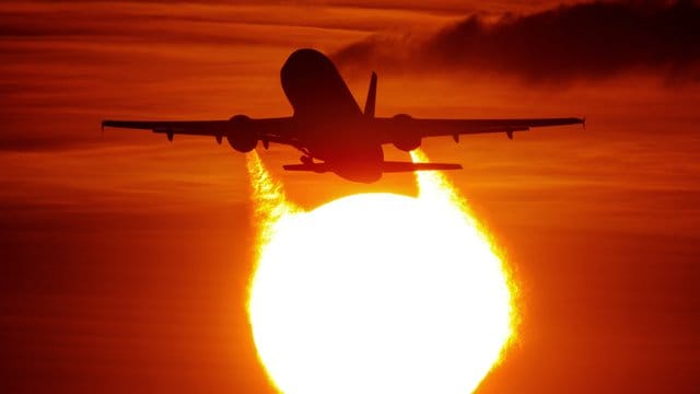 Ein Flugzeug startet am Flughafen in Düsseldorf vor der untergehenden Sonne (Symbolbild): In der Corona-Krise fordert der Airport Unterstützung vom Staat. Ein Flugzeug startet am Flughafen in Düsseldorf vor der untergehenden Sonne (Symbolbild): In der Corona-Krise fordert der Airport Unterstützung vom Staat.