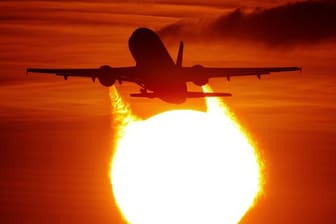 Ein Flugzeug startet am Flughafen in Düsseldorf vor der untergehenden Sonne (Symbolbild): In der Corona-Krise fordert der Airport Unterstützung vom Staat.