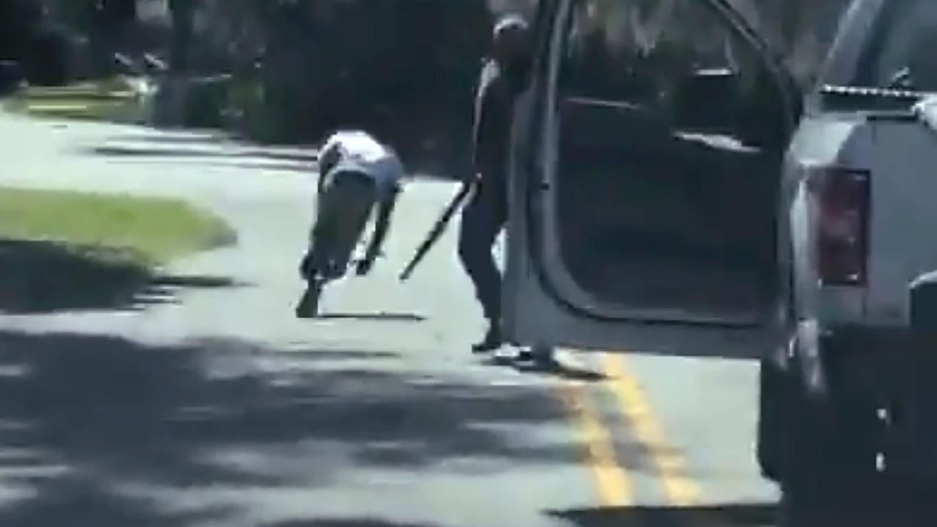Ein Ausschnitt aus dem Video: In Brunswick in Georgia wurde ein junger Mann erschossen.