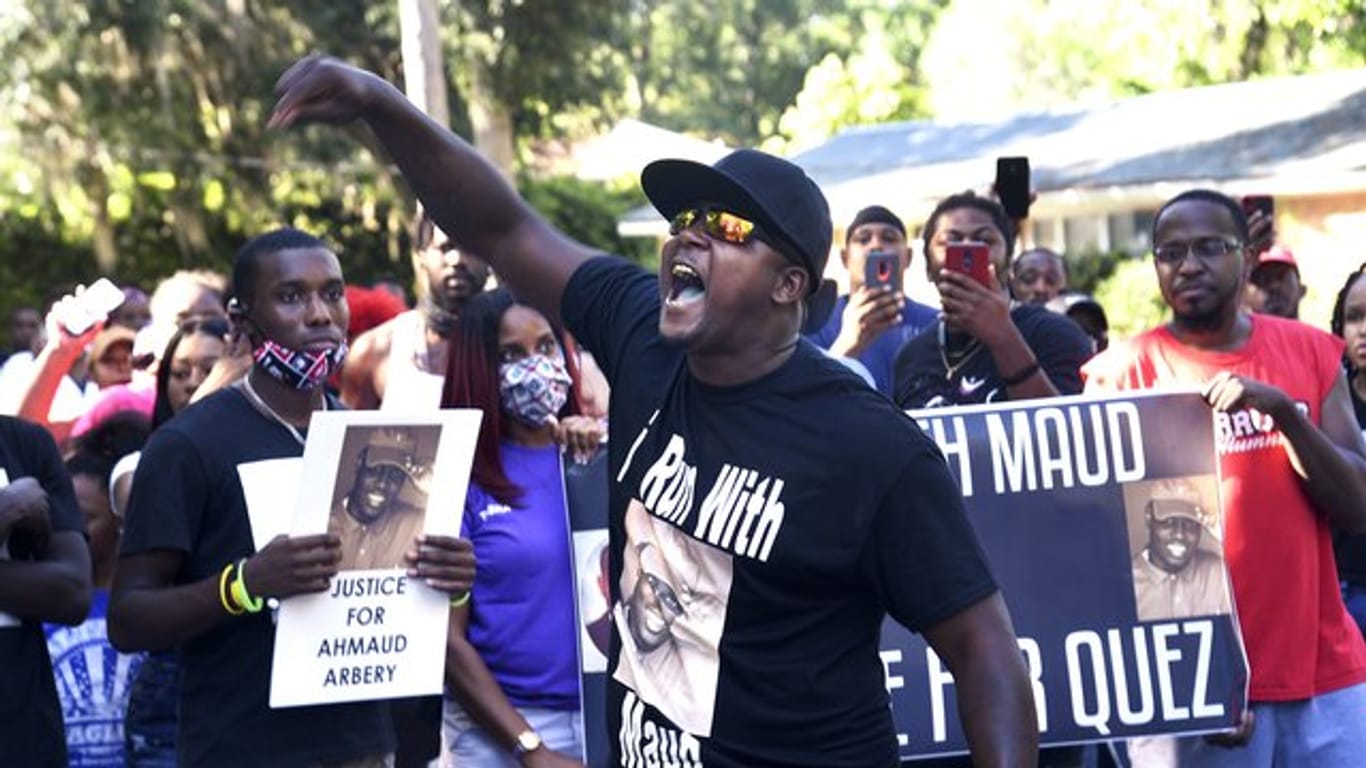 Brunswick im US-Bundesstaat Georgia: Demonstranten fordern im Fall des Todes von Ahmaud Arbery Antworten der Justiz.
