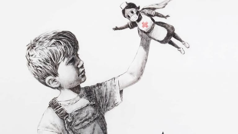 Das Bild zeigt einen Jungen, der mit einer Superhelden-Figur spielt – nämlich einer Krankenschwester mit Mundschutz: Banksy postete das Bild auf Instagram und nannte es "Game Changer" (Spielwende).