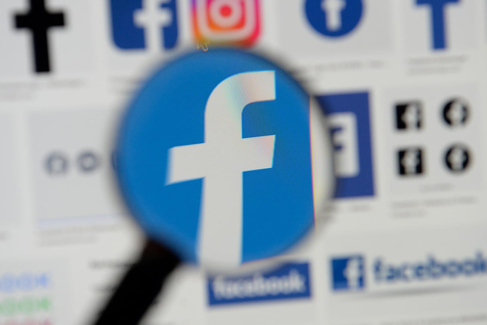 Das Facebook-Logo auf einem Bildschirm: Ein neues Gremium soll sich um Nutzerbeschwerden kümmern.