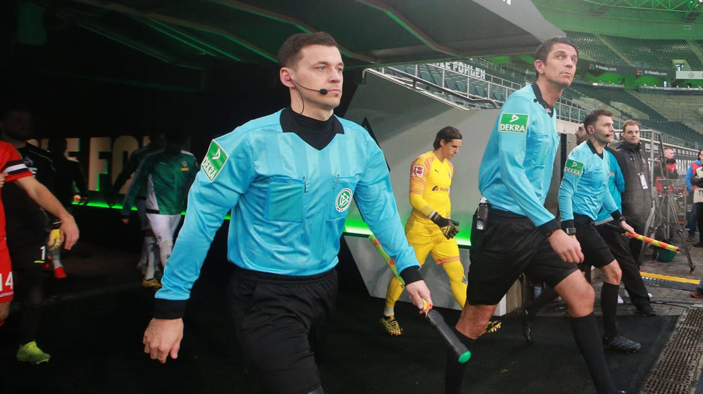 Das Schiedsrichtergespann betritt beim bisher ersten Geisterspiel der Bundesliga das Stadion: Vor dem möglichen Neustart der Saison soll noch kein Referee getestet worden sein.