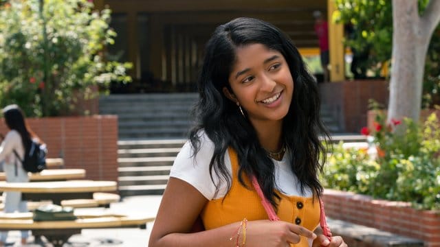 Devi (Maitreyi Ramakrishnan) lässt sich nicht unterkriegen.