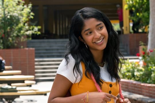 Devi (Maitreyi Ramakrishnan) lässt sich nicht unterkriegen.