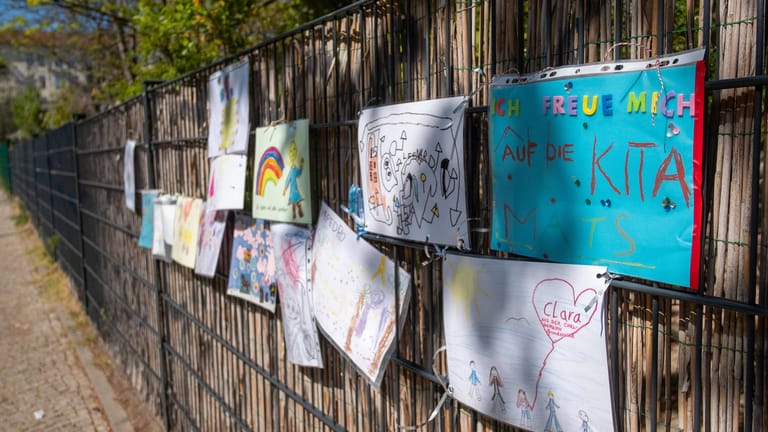 Kinderzeichnungen am Zaun eines geschlossenen Kindergartens: In Berlin werden Kitas wieder schrittweise öffnen.