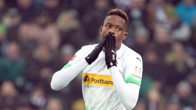 Musste sich einem arthroskopischen Eingriff am Knie unterziehen: Der Gladbacher Denis Zakaria. Musste sich einem arthroskopischen Eingriff am Knie unterziehen: Der Gladbacher Denis Zakaria.