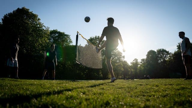 Unter Einhaltung der Abstandsregeln darf im Freien Sport gemacht werden. Unter Einhaltung der Abstandsregeln darf im Freien Sport gemacht werden.
