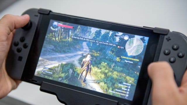 Nintendo verkaufte im vergangenen Quartal rund 3,3 Millionen ihrer Switch-Spielekonsolen - ein Drittel mehr als ein Jahr zuvor. Nintendo verkaufte im vergangenen Quartal rund 3,3 Millionen ihrer Switch-Spielekonsolen - ein Drittel mehr als ein Jahr zuvor.