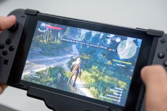 Nintendo verkaufte im vergangenen Quartal rund 3,3 Millionen ihrer Switch-Spielekonsolen - ein Drittel mehr als ein Jahr zuvor.