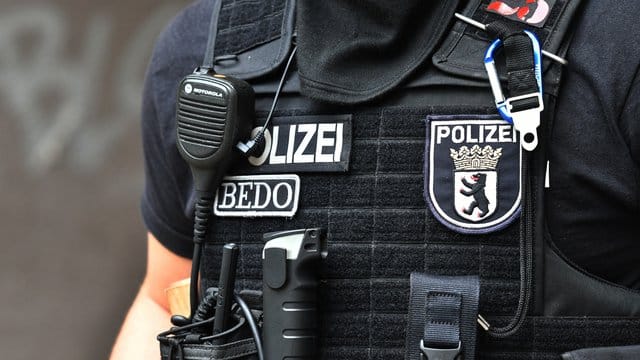 Ein Polizeibeamter während einer Razzia in Berlin.