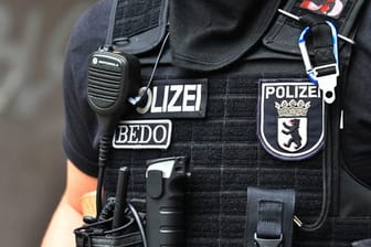 Ein Polizeibeamter während einer Razzia in Berlin.