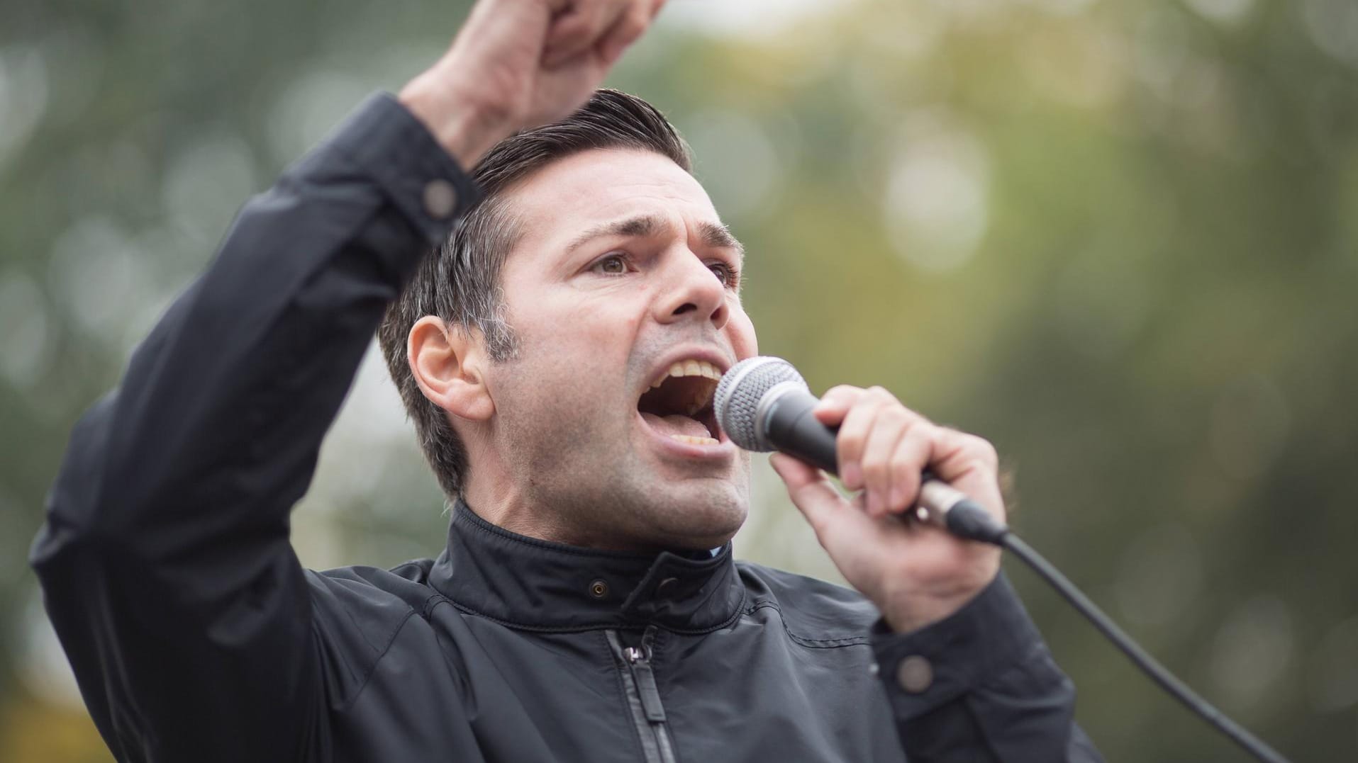 Ken Jebsen auf einer Demonstration: Der ehemalige rbb-Moderator ist nun Aktivist.