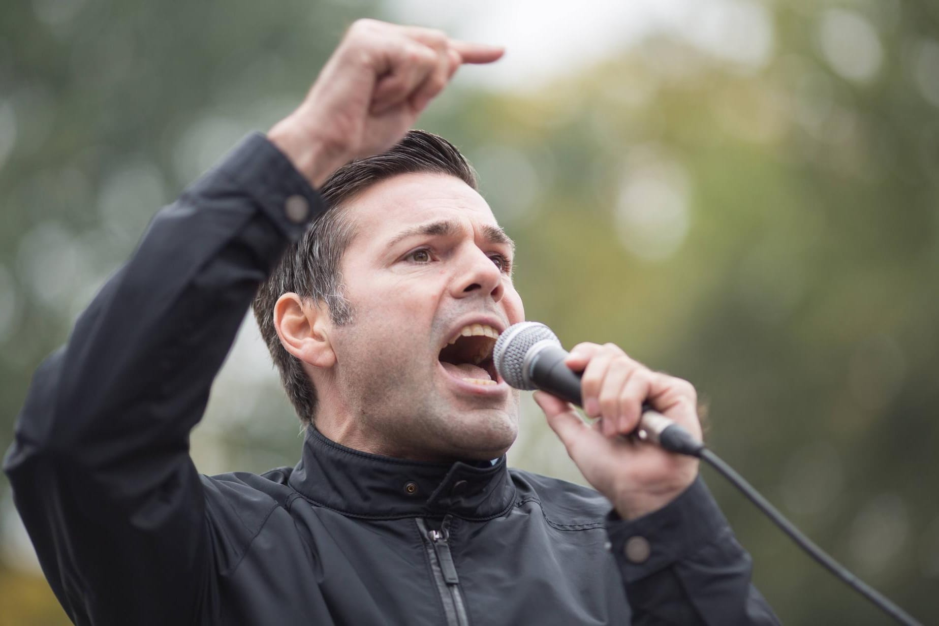 Ken Jebsen auf einer Demonstration: Der ehemalige rbb-Moderator ist nun Aktivist.