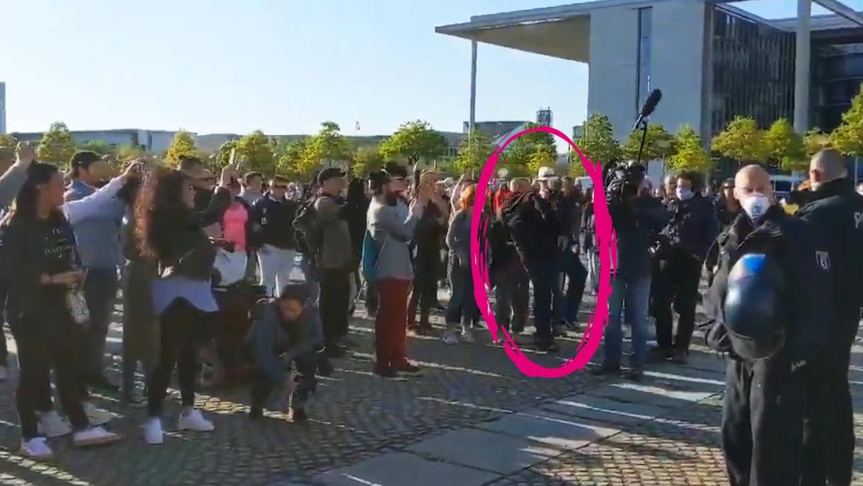 Video zeigt Angriff: Auf einer Demonstration in Berlin ist ein ARD-Kamerateam attackiert worden.