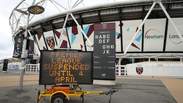 Noch ruht der Ball: Eine Anzeige informiert vor dem dem Heimatstadion von West Ham United über das Aussetzen der Spiele. Noch ruht der Ball: Eine Anzeige informiert vor dem dem Heimatstadion von West Ham United über das Aussetzen der Spiele.