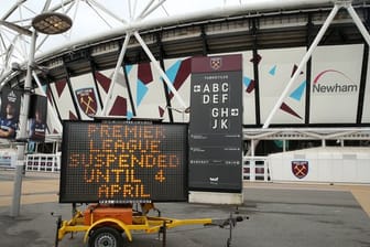 Noch ruht der Ball: Eine Anzeige informiert vor dem dem Heimatstadion von West Ham United über das Aussetzen der Spiele.