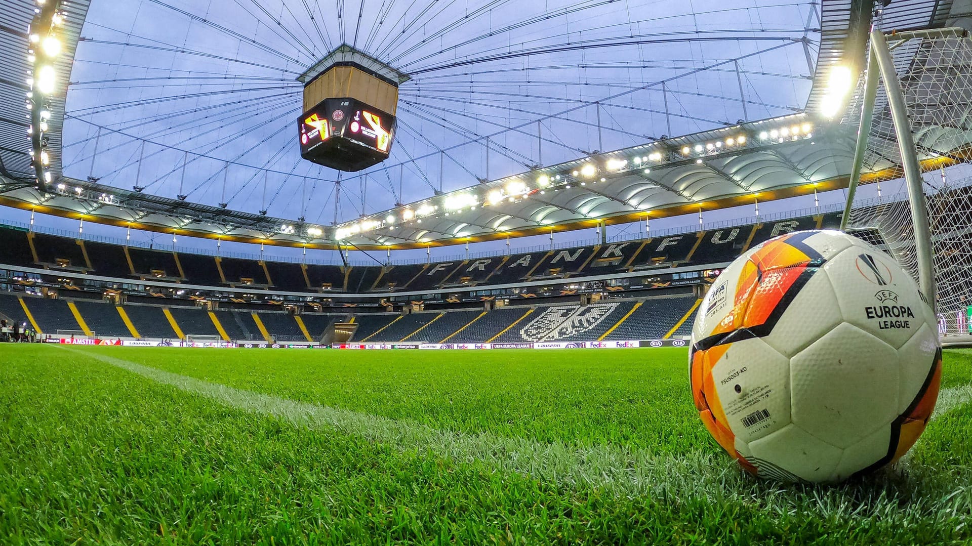 Im "Geister-Modus" die Saison zu Ende bringen: Die DFL will den Spielbetrieb ab Mitte Mai ohne Fans wieder aufnehmen. Im "Geister-Modus" die Saison zu Ende bringen: Die DFL will den Spielbetrieb ab Mitte Mai ohne Fans wieder aufnehmen.