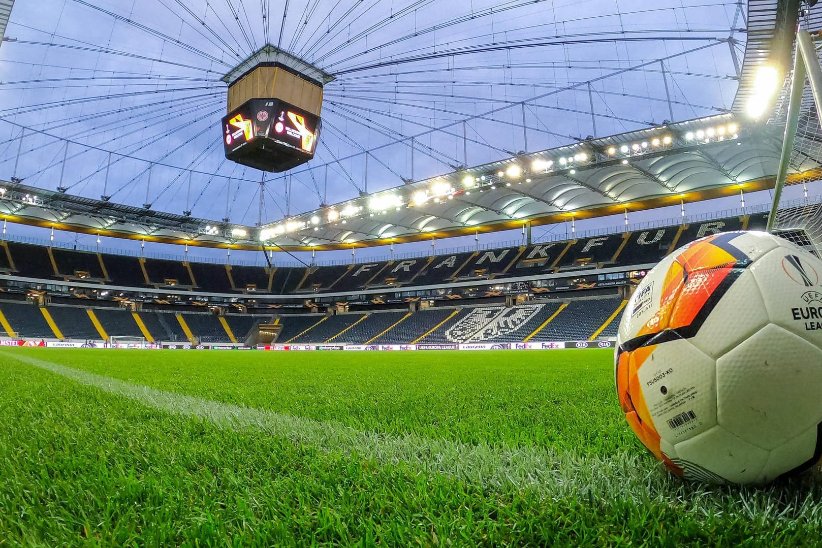 Im "Geister-Modus" die Saison zu Ende bringen: Die DFL will den Spielbetrieb ab Mitte Mai ohne Fans wieder aufnehmen.