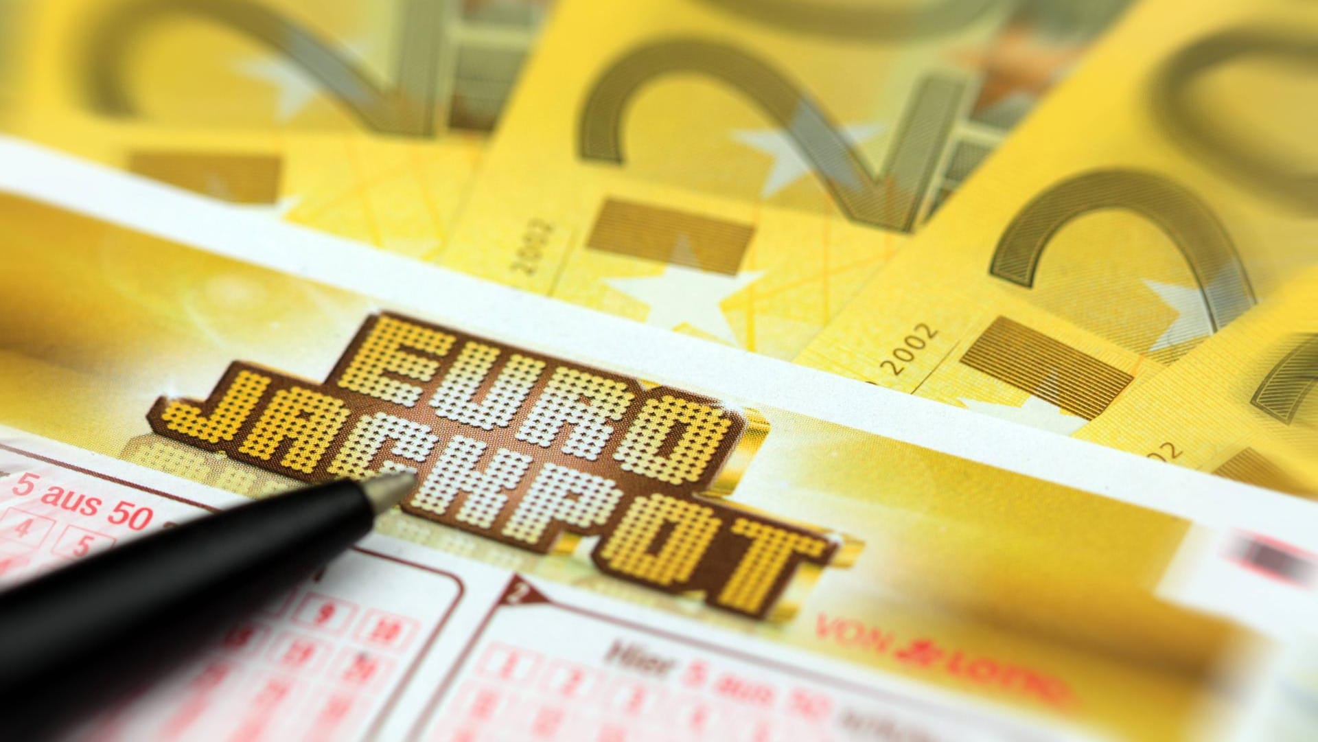 Lotterieschein Eurojackpot mit Fächer aus 200 Euro Scheinen