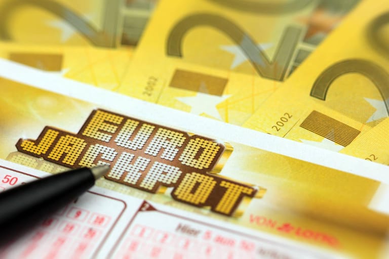 Lotterieschein Eurojackpot mit Fächer aus 200 Euro Scheinen