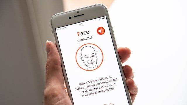 Ein herabhängender Mundwinkel beim Lächeln ist ein typisches Merkmal von einer Lähmungserscheinung - das ist eines von drei Symptomen, die die App FAST-Test zur Schlaganfallerkennung abfragt. Ein herabhängender Mundwinkel beim Lächeln ist ein typisches Merkmal von einer Lähmungserscheinung - das ist eines von drei Symptomen, die die App FAST-Test zur Schlaganfallerkennung abfragt.