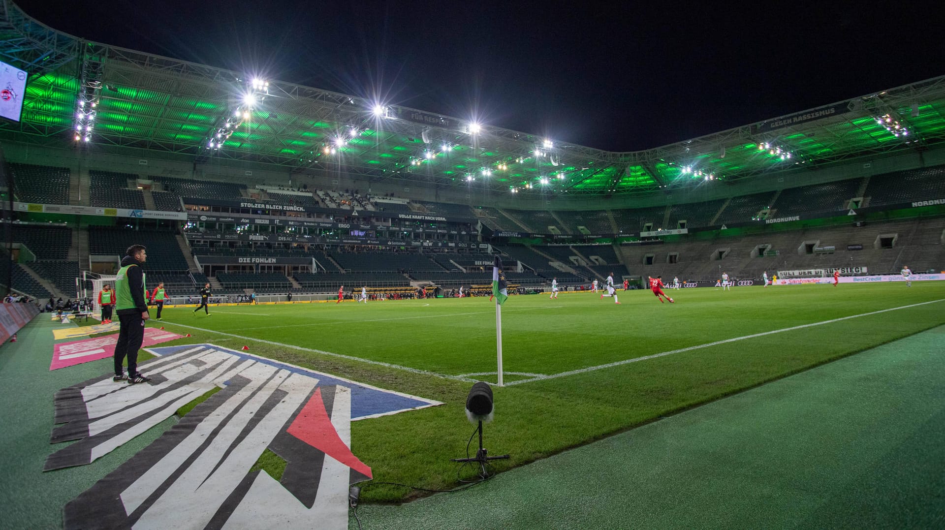 Geisterspiel im Borussia-Park: Die Bundesliga wird nun am 16. statt am 15. Mai wieder in den Wettkampf einsteigen. Geisterspiel im Borussia-Park: Die Bundesliga wird nun am 16. statt am 15. Mai wieder in den Wettkampf einsteigen.