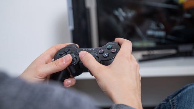 An der Konsole oder am PC: Immer mehr Games werden in Deutschland als Download gekauft. An der Konsole oder am PC: Immer mehr Games werden in Deutschland als Download gekauft.