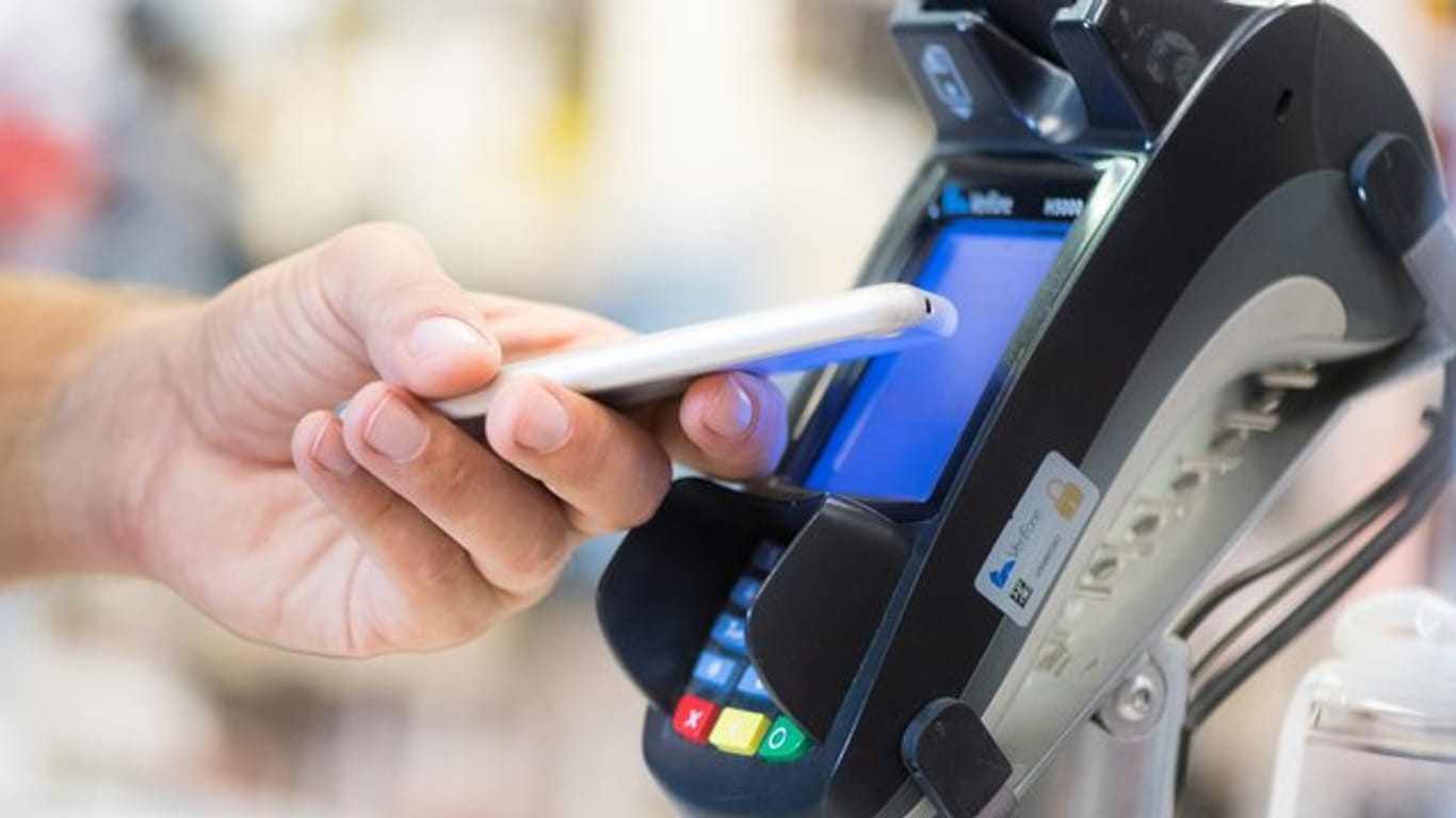 Handy dranhalten, fertig: Bezahlen mit dem Smartphone ist praktisch - bei einem Diebstahl des Telefons müssen Besitzer aber schnell reagieren.