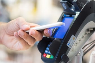 Handy dranhalten, fertig: Bezahlen mit dem Smartphone ist praktisch - bei einem Diebstahl des Telefons müssen Besitzer aber schnell reagieren.