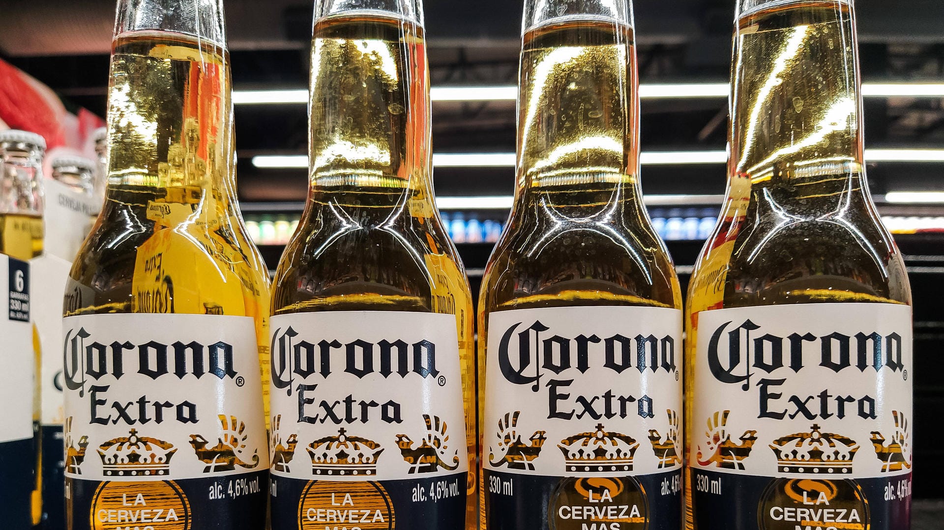 Corona-Bier-Flaschen: Der größte Bierbrauer der Welt Anheuser-Busch Inbev macht einen Milliardenverlust – der Absatz von Bier der Marke "Corona Extra" stieg aber.