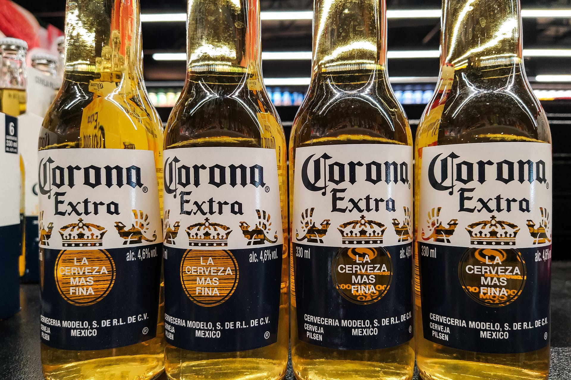 Corona-Bier-Flaschen: Der größte Bierbrauer der Welt Anheuser-Busch Inbev macht einen Milliardenverlust – der Absatz von Bier der Marke "Corona Extra" stieg aber.