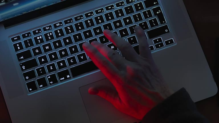 Eine Hand an einer Tastatur (Symbolbild): Nutzerdaten einer Pornoplattform waren öffentlich einsehbar.