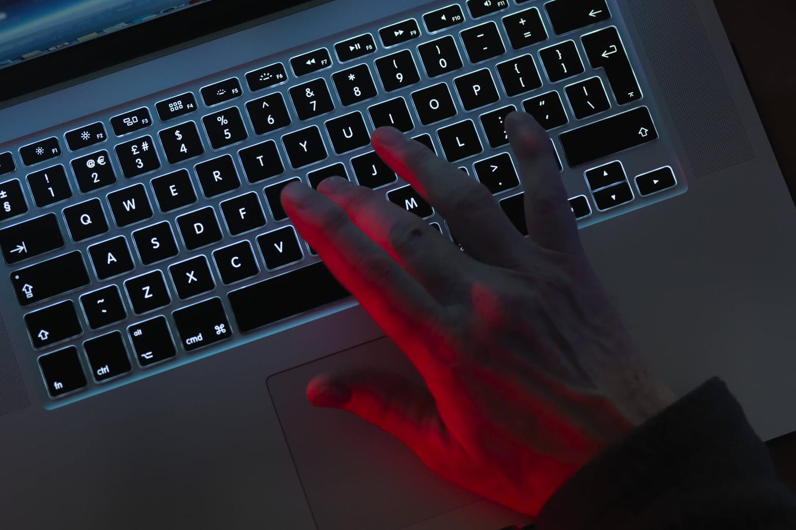 Eine Hand an einer Tastatur (Symbolbild): Nutzerdaten einer Pornoplattform waren öffentlich einsehbar.