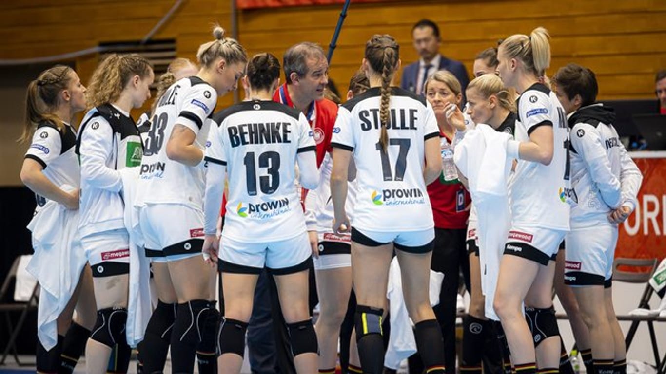 Bundestrainer Henk Groener (M) und den Handball-Frauen droht eine schweren EM-Vorrunde.