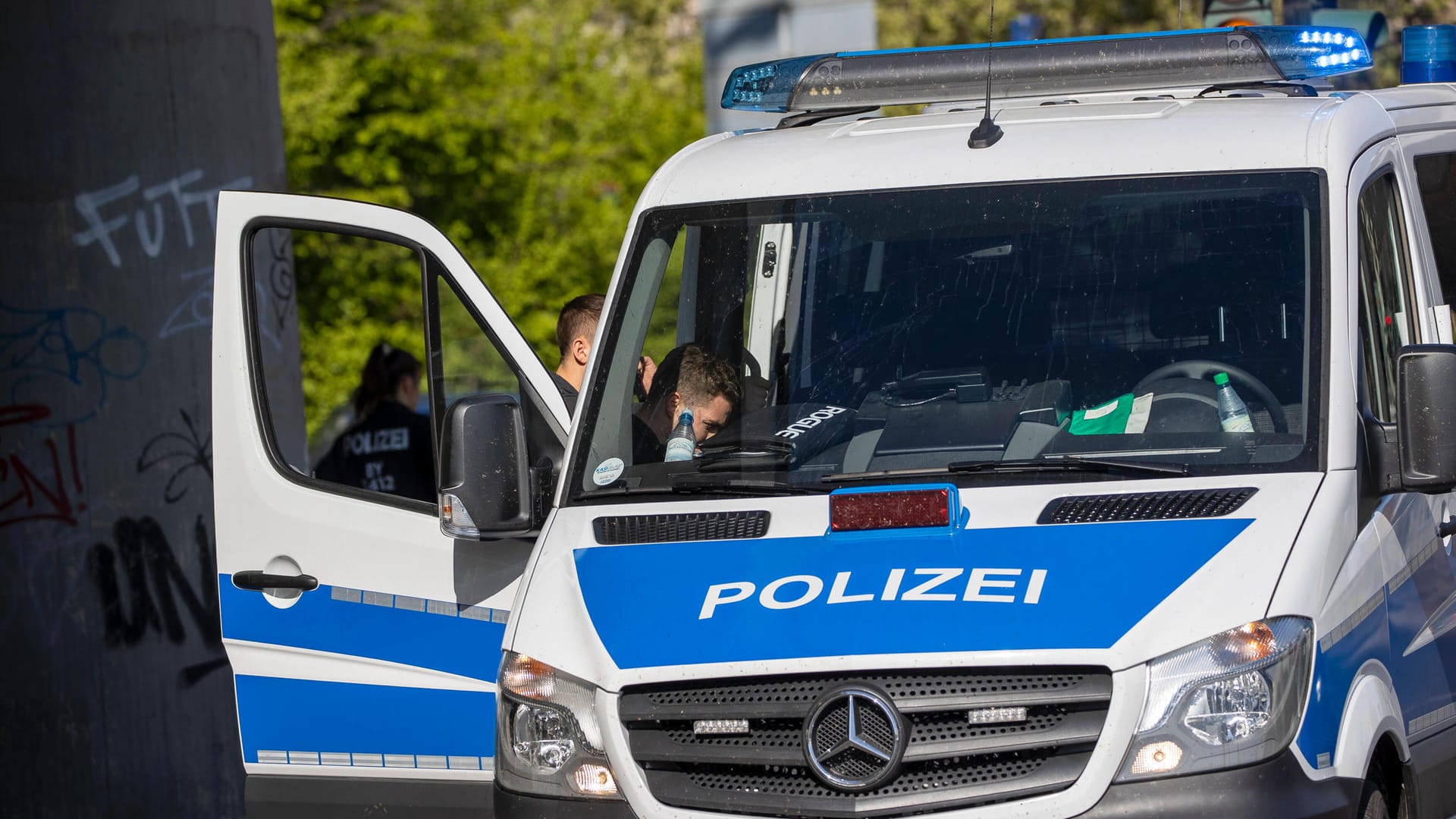 Beamte der Polizei stehen an einem Einsatzwagen (Symbolbild): In Hannover wurden zwei Personen festgenommen. Beamte der Polizei stehen an einem Einsatzwagen (Symbolbild): In Hannover wurden zwei Personen festgenommen.