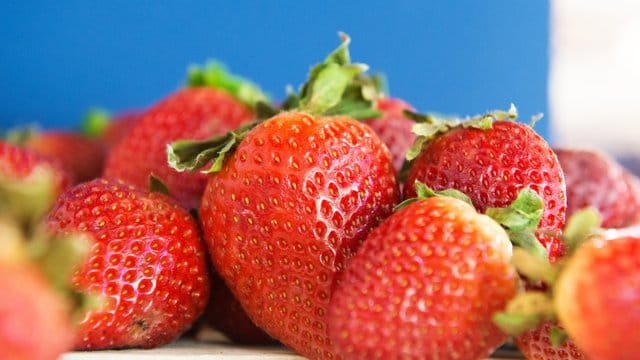 Schön aromatisch: Damit das so bleibt, bewahrt man Erdbeeren am besten ungewaschen und mit Blattkelch auf.